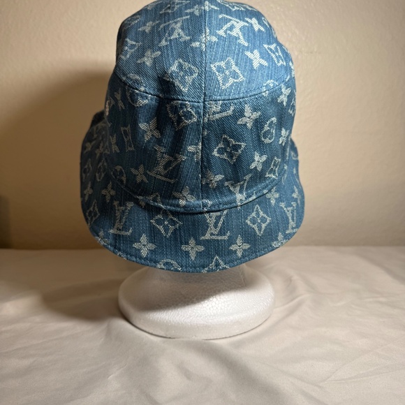 LV Reversible Bucket Hat - Picture 4 of 5
